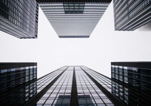 足球分析师团队工作场景，数据分析与赛事研讨